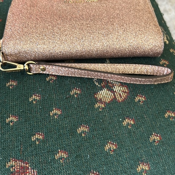 Michael Kors, pink glitter, wristlet 7“ x 4 like new inside - Picture 13 of 13